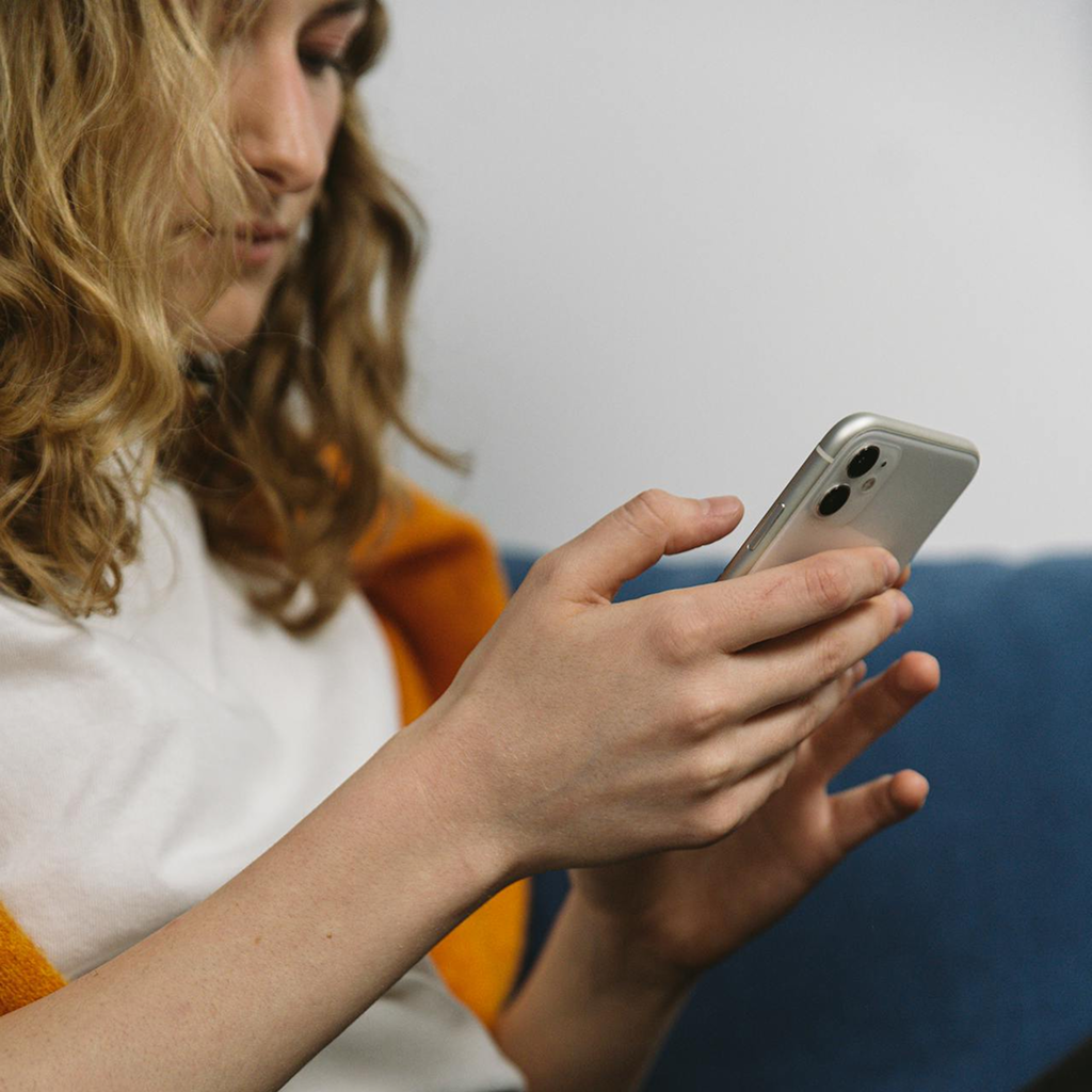 Gość wystawia ocenę gwiazdkową pobytu w domku w wewnętrznym formularzu opinii na telefonie